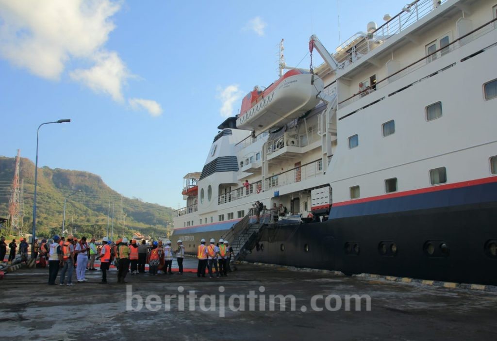 Kapal Pesiar MV Silver Discoverer di Tanjungwangi