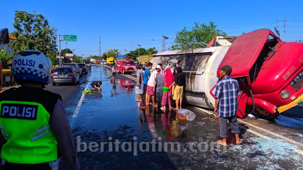 Truk Muat Minyak Goreng Terguling di By Pass Mojokerto
