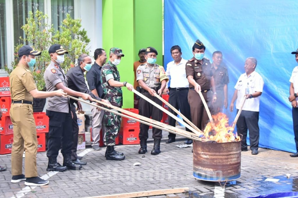 Kejaksaan Negeri Trenggalek Musnahkan Ribuan Botol Miras dan Narkoba