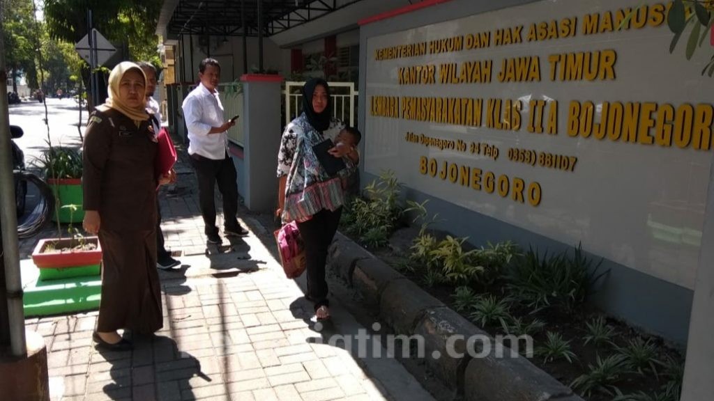 Terdakwa Suap Proyek Pembangunan Kantor Kecamatan Sukosewu Ditahan