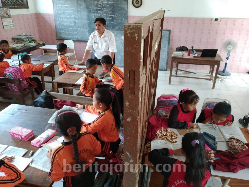 Dua Atap Bangunan SDN di Mojokerto Ambruk, Siswa Kelas V dan VI Belajar Berdesakan