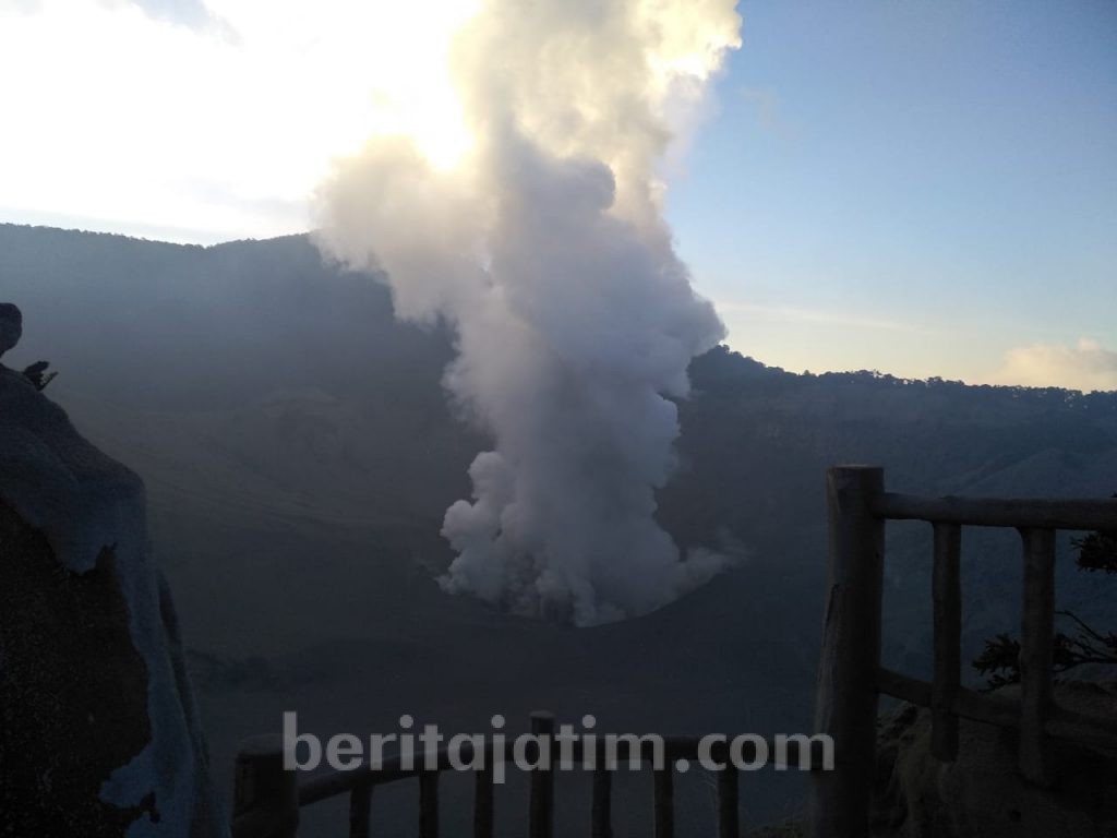 Abu Gunung Tangkuban Parahu Bisa Bahayakan Penerbangan