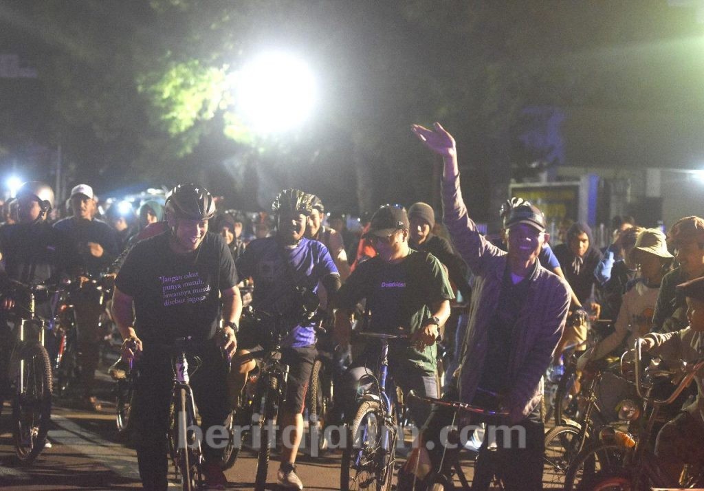 Wali Kota Kediri Gowes Bersama Ratusan Penggiat Sepeda Malam Hari