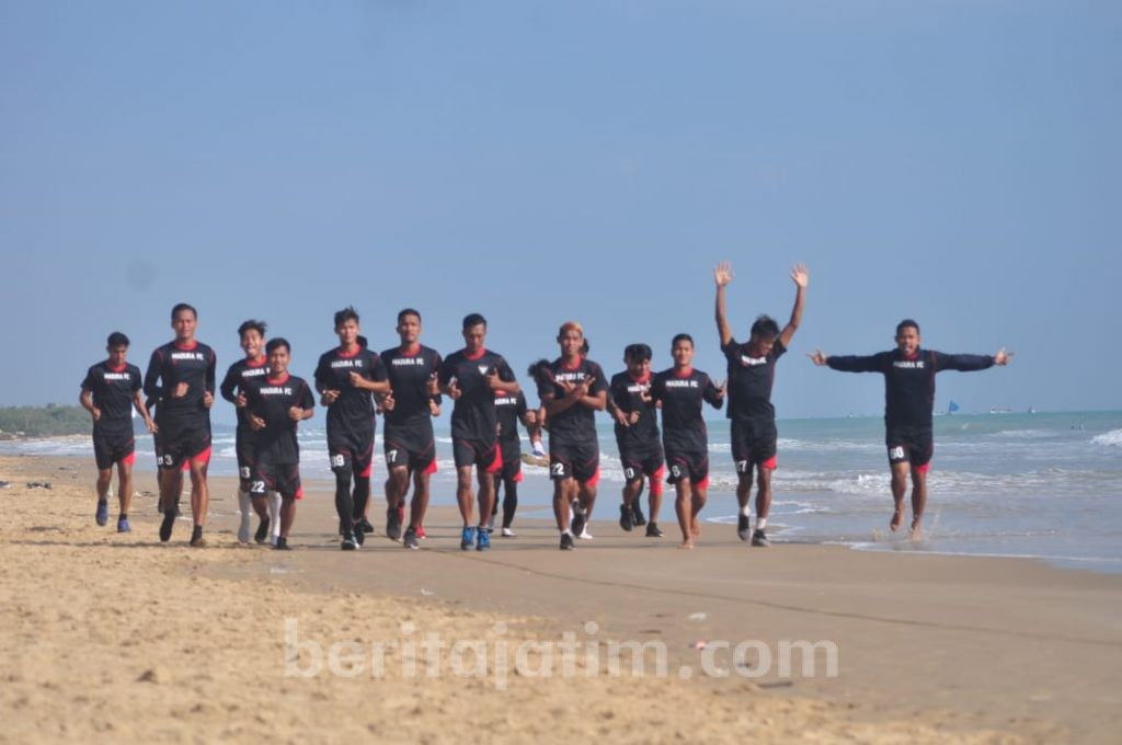 Jaga Kebugaran, Pemain Madura FC Latihan di Bukit dan Pantai