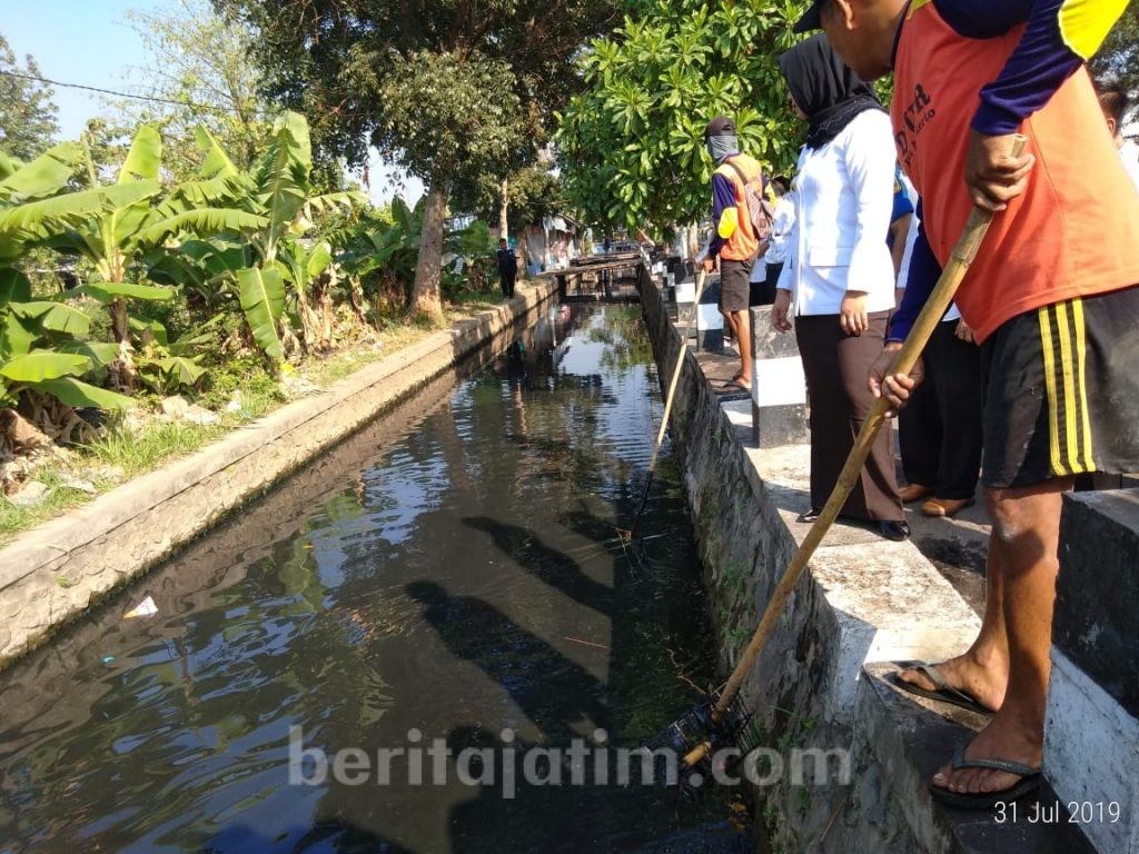 Penuh Sampah, Walikota Mojokerto Sidak Drainase Jalan Benpas