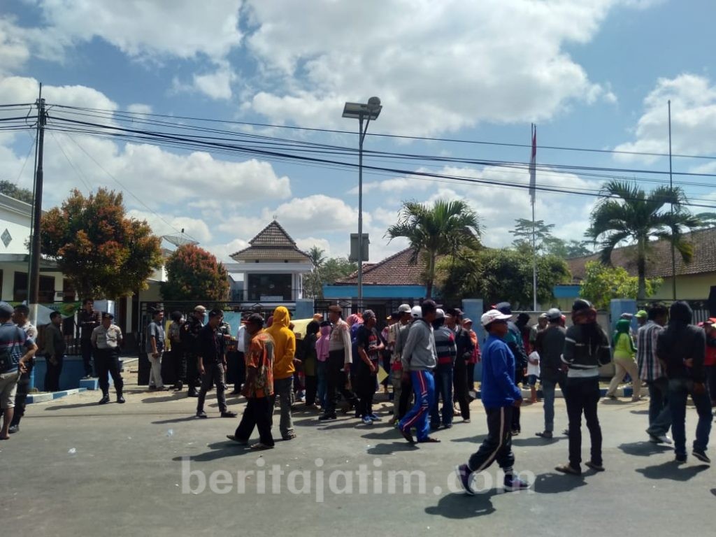 Demo, Warga Desa Senggreng Malang Tuntut Pilkades Ulang