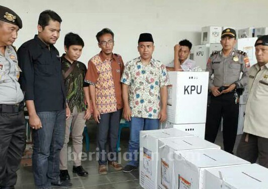Hadapi Sengketa, KPU Pamekasan Bongkar Kotak Suara
