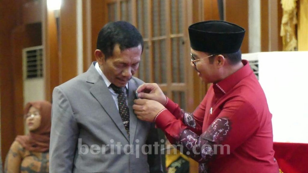 Kepala DP2KBP2 Kabupaten Mojokerto Terima Penghargaan Wira Karya Kencana