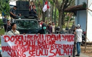 Mahasiswa UNIRA Tuntut Kabiro Kemahasiswaan Mundur