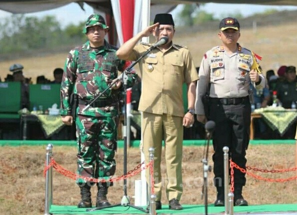 Melalui TMMD H. Slamet Junaidi Ajak Warga Sampang Perkuat Sifat Gotong Royong