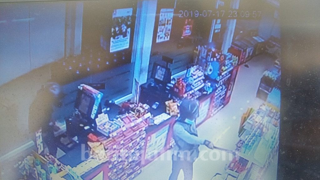Perampok Minimarket di Surabaya Sempat Ancam Korban dengan Pistol dan Golok