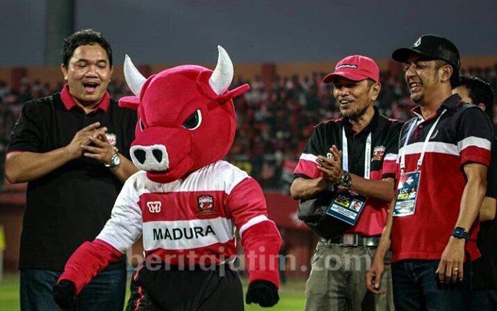 AQ Imbau Supoter Madura Bersatu Hargai Tamu