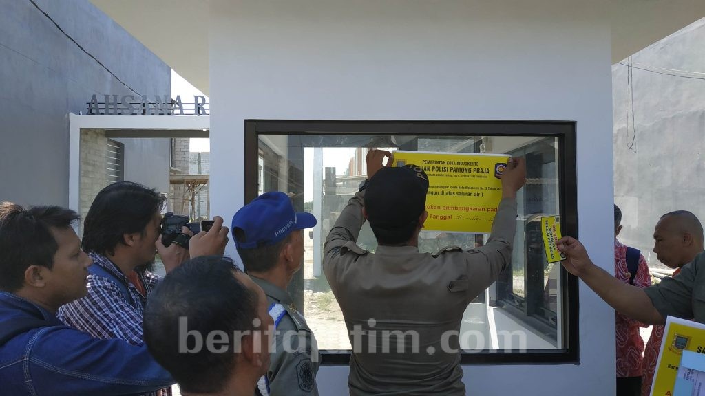 Berdiri di Atas Saluran Air, Satpol PP Segel Pos Keamanan Perumahan di Mojokerto
