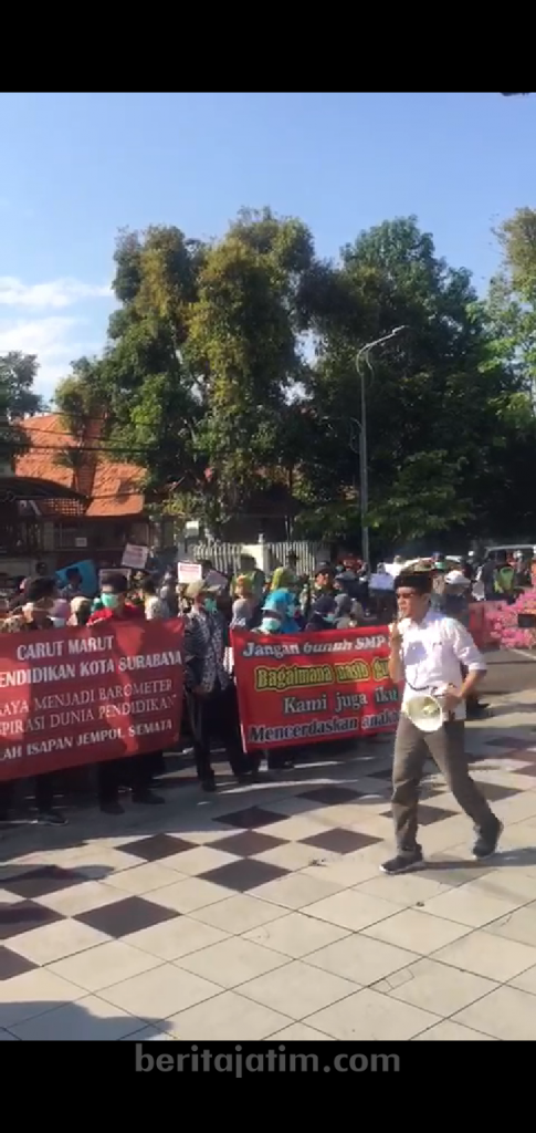 Ratusan Guru Swasta Demo di Depan Balai Kota