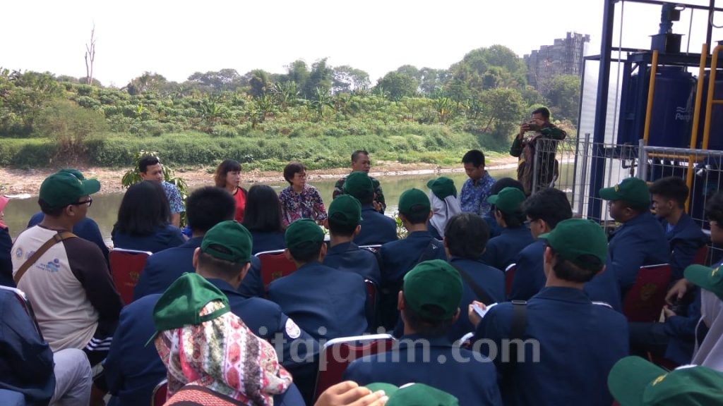 Bersama TNI, 200 Mahasiswa KKN UNAIR Fokus Tangani Sungai Citarum
