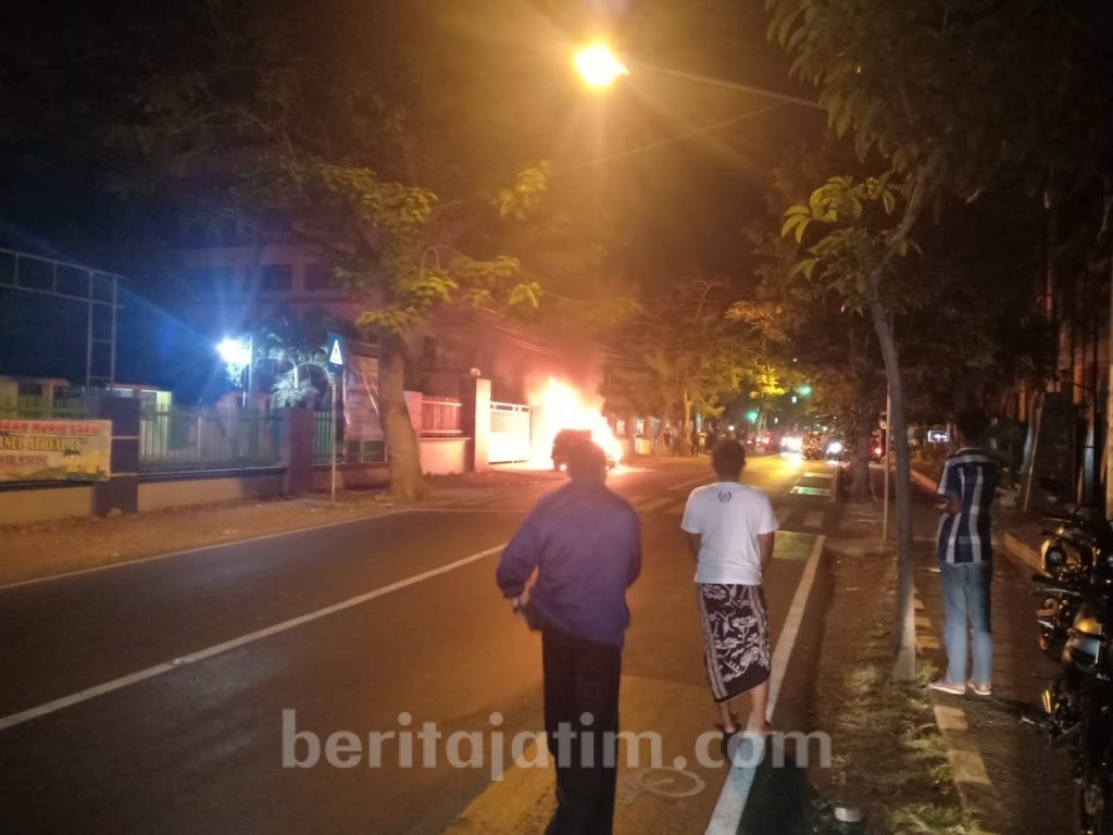 Mobil Grand Livina Terbakar di Kediri, Pengemudi Selamat