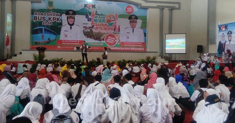 Pelajar di Kota Mojokerto Antusias Sambut kehadiran Roadshow Bus KPK