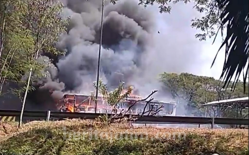 Bus Akas Jurusan Surabaya- Jember Terbakar di Tol Sidoarjo