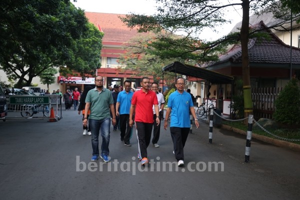 Jaga Kebugaran, Kepala SKPD Beserta Staf Pemkab Kediri Jalan Sehat Bersama