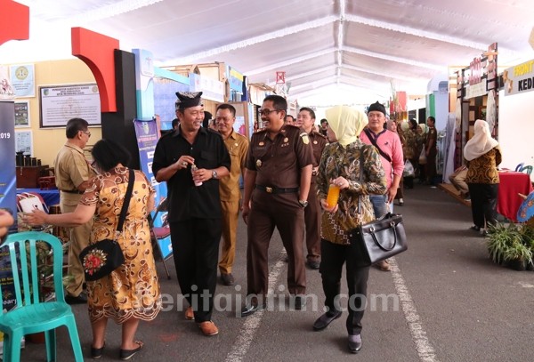 Kajari Kediri Borong Souvenir dan Olahan Kuliner di Pekan Budaya dan Pariwisata