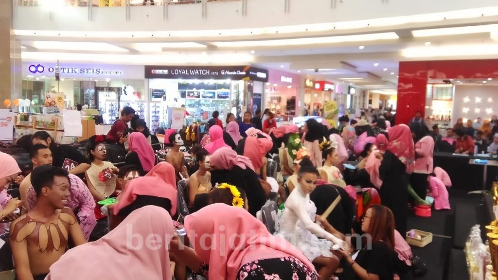 Unipa Surabaya Gelar Make-up Character untuk Ujian Akhir
