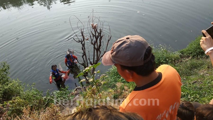 Mayat Wanita Mengapung di Prajuritkulon Mojokerto Dimakamkan