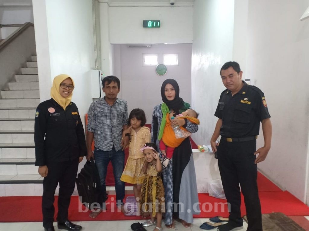 Ditinggal Kakaknya Saat Ngamen, Bocah Asal Sidoarjo Diselamatkan Linmas Kota Surabaya