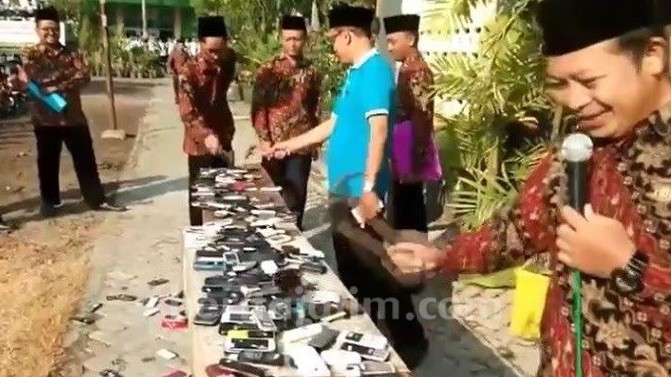 Viral HP Dihancurkan Pakai Palu, Ini Jawaban Pihak Sekolah