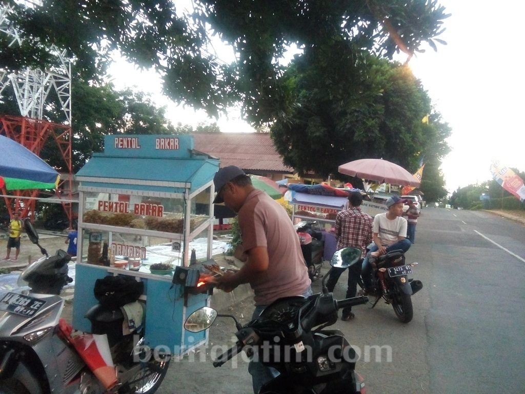 Satu Lokasi, Penjual Pentol dan Sate Jamur Pacet Mojokerto Tetap Rukun