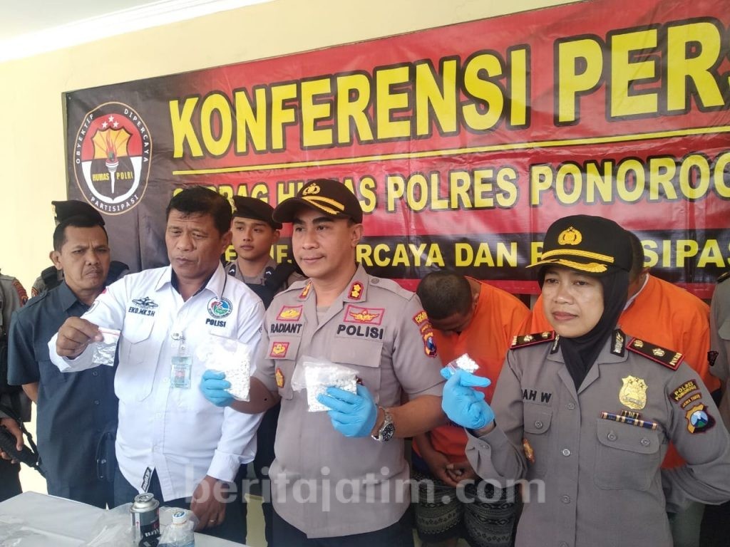 Tiga Sekawan Kompak Edarkan Pil Dobel L, Satunya Positif Nyabu