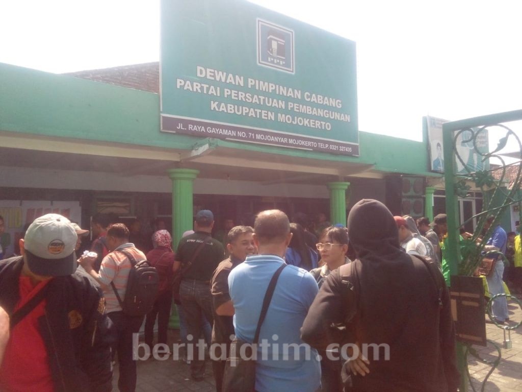Puluhan Kader Demo Kantor DPC PPP Kabupaten Mojokerto
