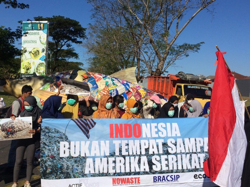 Aktivis Lingkungan Demo Konjen Amerika di Surabaya