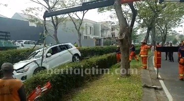 Minibus Berpenumpang 3 Orang Terperosok di Parit Perumahan Citraland Surabaya