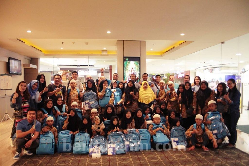 WOM Finance Nonton Bareng Bersama Anak Yatim
