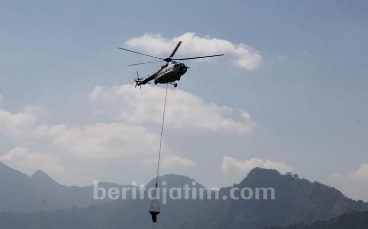 Helikopter Dikerahkan untuk Padamkan Kebakaran Hutan Gunung Arjuno