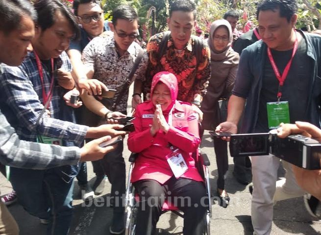 Turun dari Ojek, Risma Pakai Kursi Roda