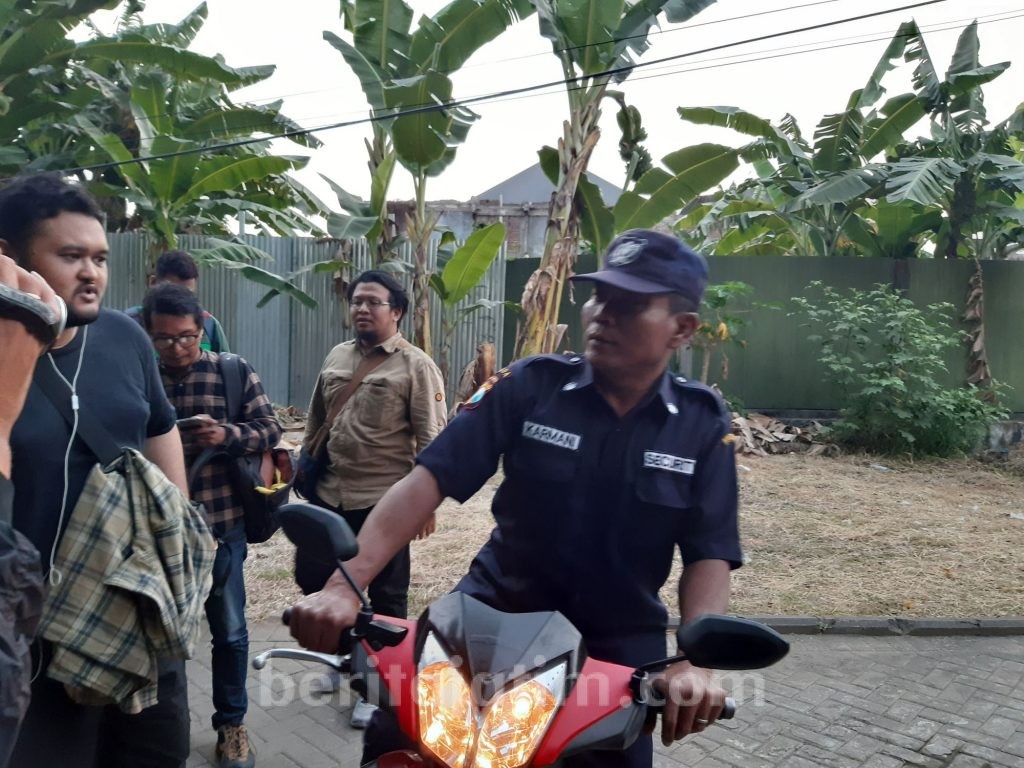 Satpam Komplek Benarkan Penyidik KPK Geledah Rumah Karsali Aspri Mantan Gubernur Jatim