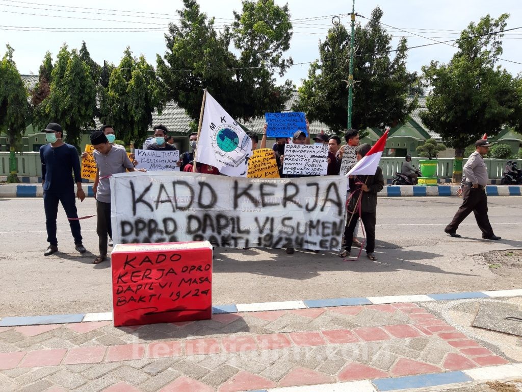 Mahasiswa Pulau Kangean Serahkan Kado Kerja ke Anggota DPRD Sumenep