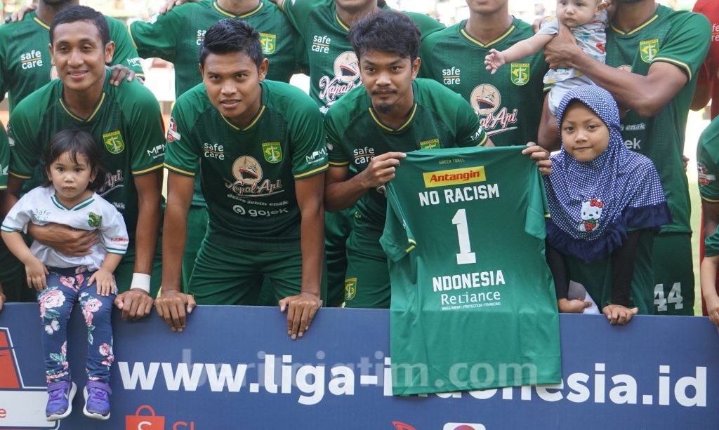Pemain Persebaya Bentangkan Jersey ‘No Racism’
