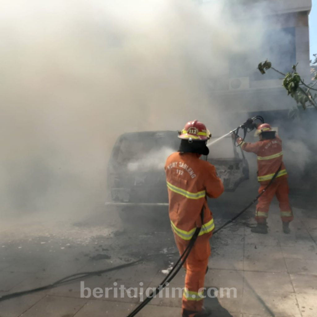 Mobil Terbakar di Halaman Gereja Gegerkan Warga Jalan Arjuno