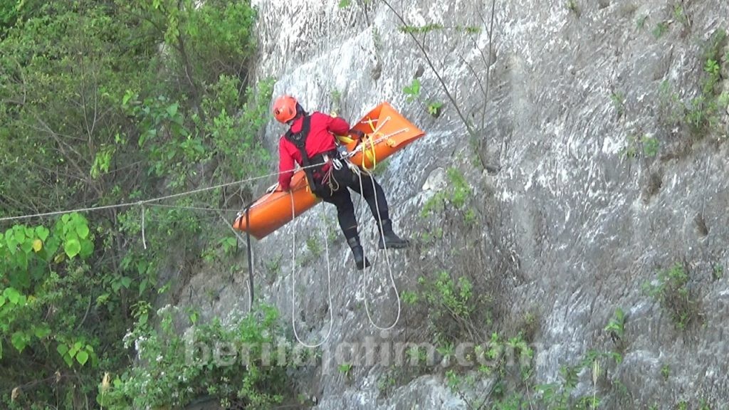 Puluhan Anggota Basarnas Surabaya Berlatih di Bukit Kapur Suci Gresik