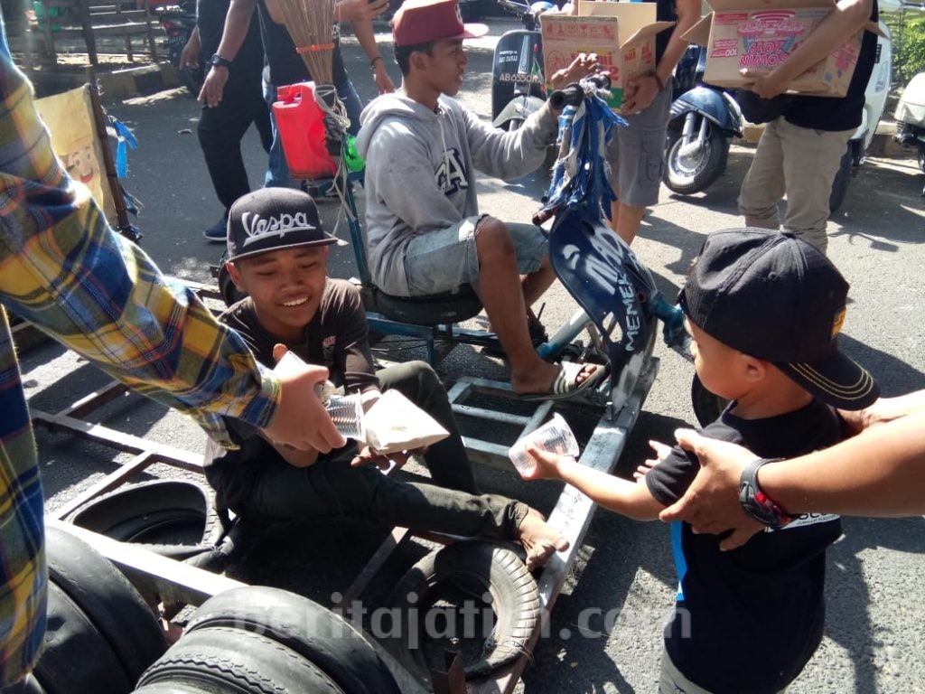 J-Scook Beri Nasi Bungkus ke Scooterist dari Berbagai Penjuru Tanah Air