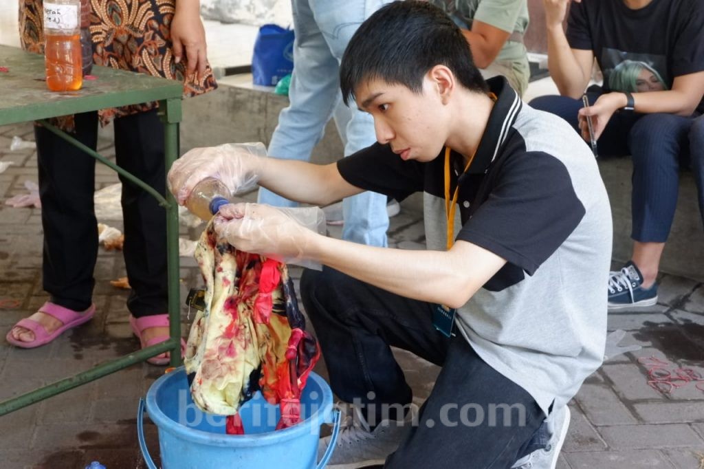 Mahasiswa Luar Negeri Diajari Bikin Batik Jumputan di UK Petra