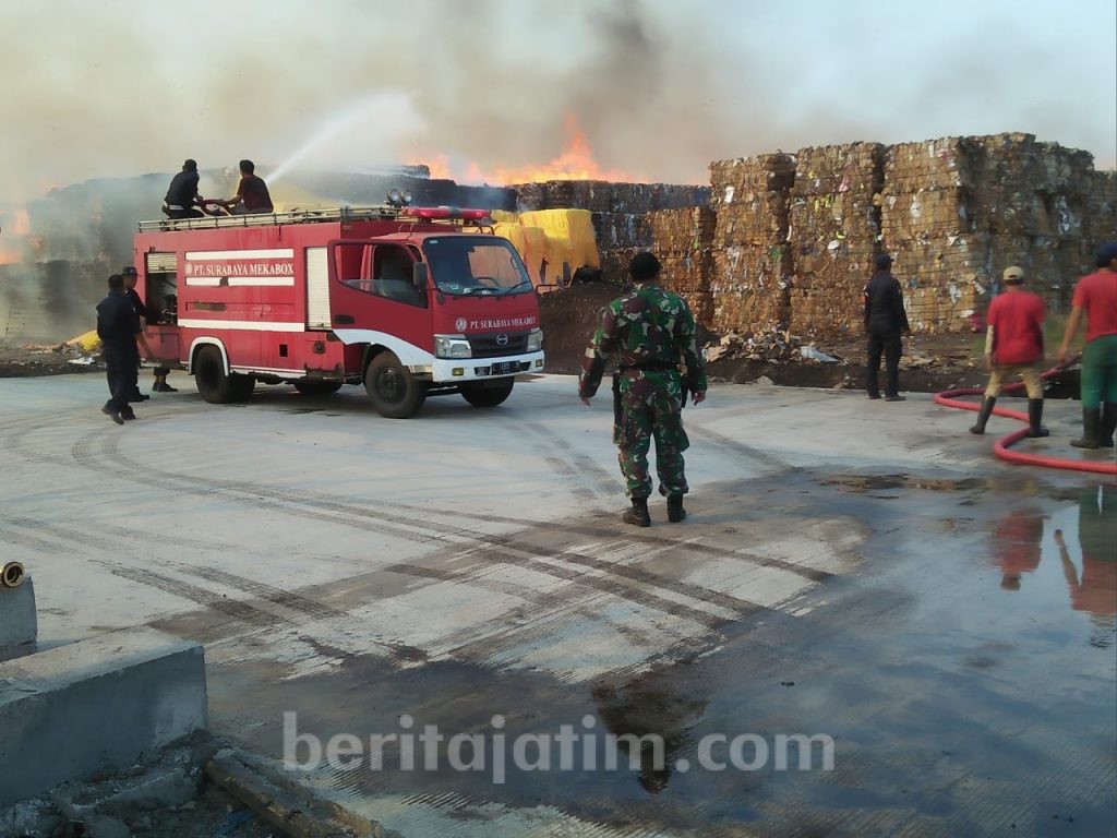 Dua Pabrik di Driyorejo Gresik Terbakar Bersamaan