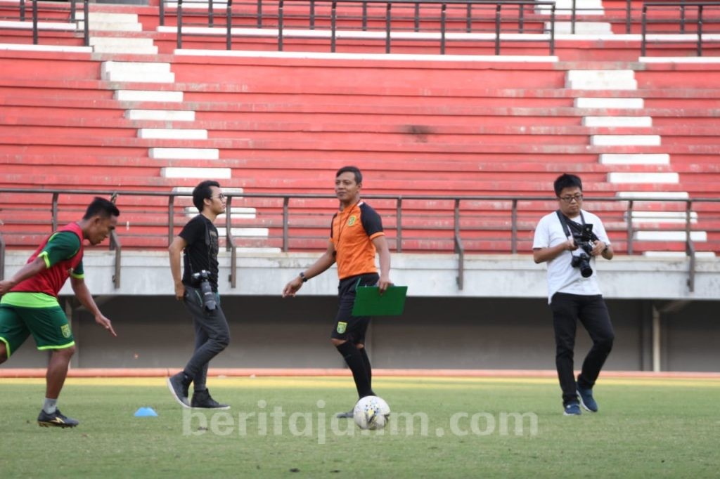 Latihan Perdana David Da Silva, Asisten Pelatih Persebaya Engga Komentar