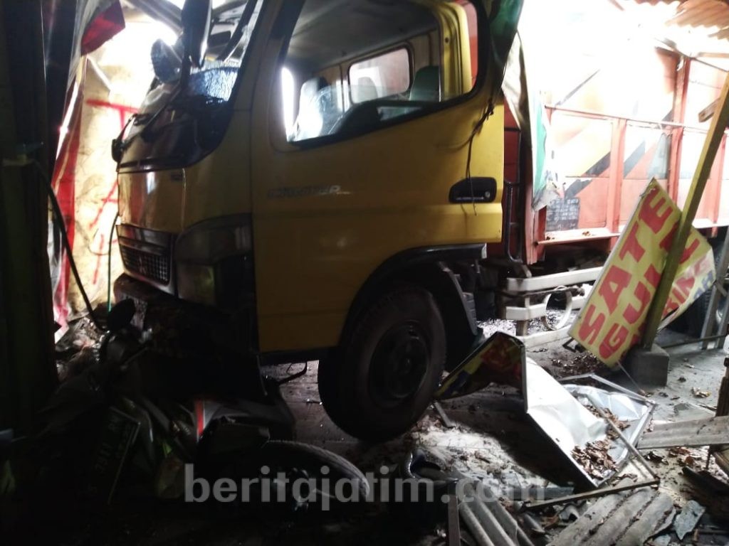 Oleng, Truk Tabrak Panther, Motor dan Warung di Mojokerto