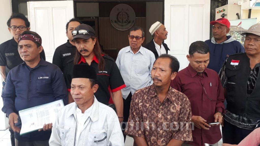 Warga Desa Kedamean Laporkan Mantan Kadesnya ke Kejari Gresik
