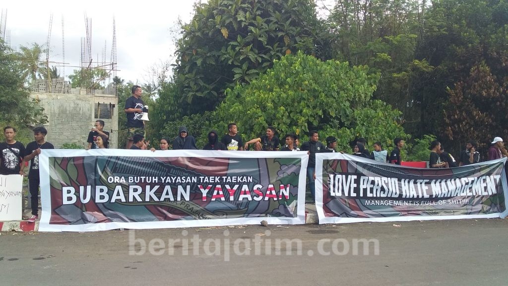 Boikot Persid Jember, Berni Bentangkan Spanduk Protes di Tribun