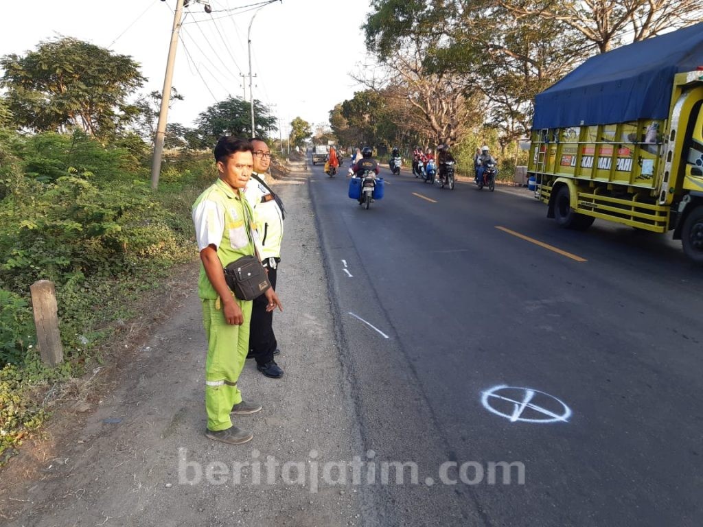 Terserempet Truk, Pengendara Motor Asal Dukun Gresik Terpelanting