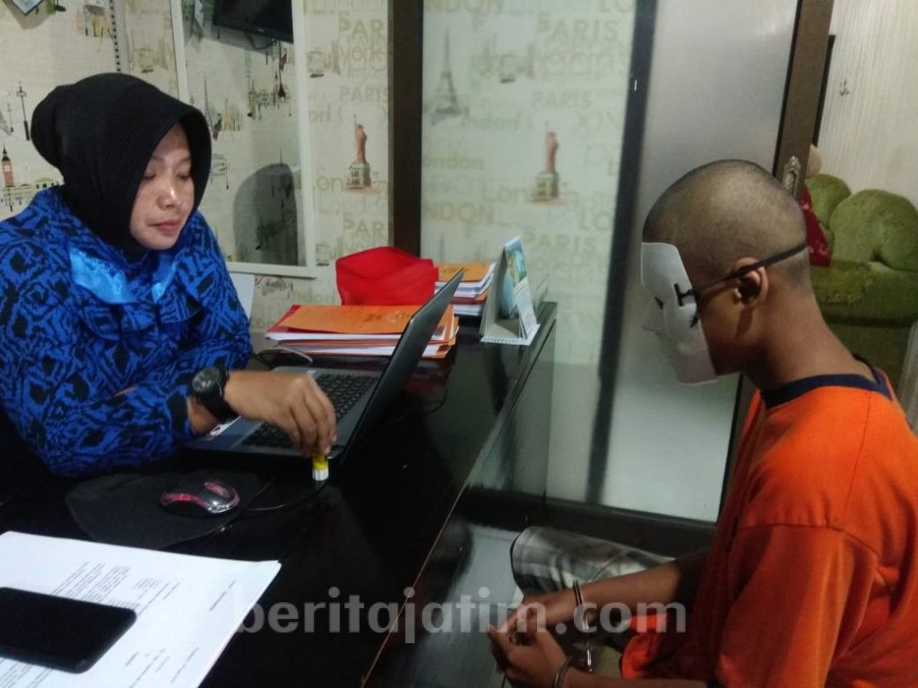 Kecanduan Game Online, Bocah Ini Jebol Plafon lalu Curi HP